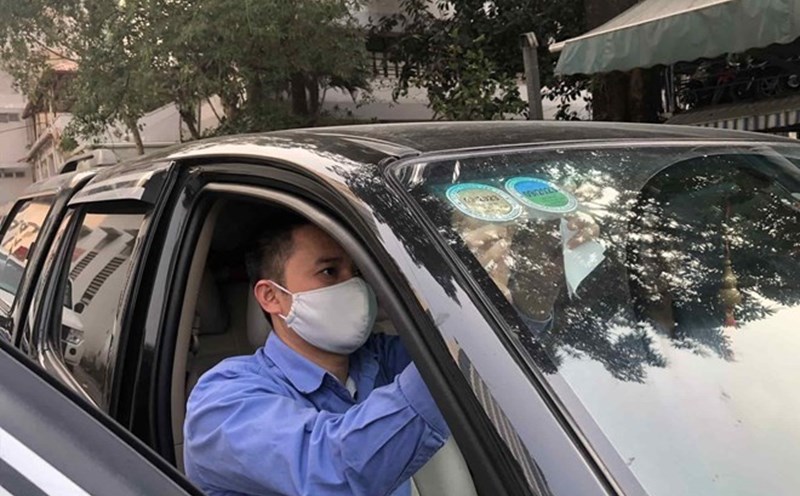 Normally, people will pay road fees when going for vehicle inspection. Photo: Huu Chanh