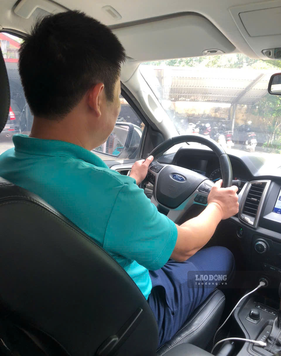 Nhiều lái xe biển xanh của các sở ban ngành tỉnh Yên Bái phải đi lái taxi ngoài giờ để kiếm thêm thu nhập. Ảnh: Bảo Nguyên