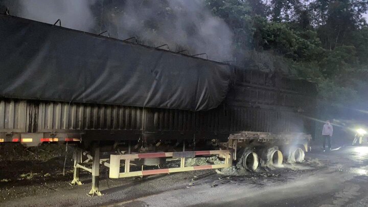 Fire scene on Highway 6. Photo: Hoa Binh Police