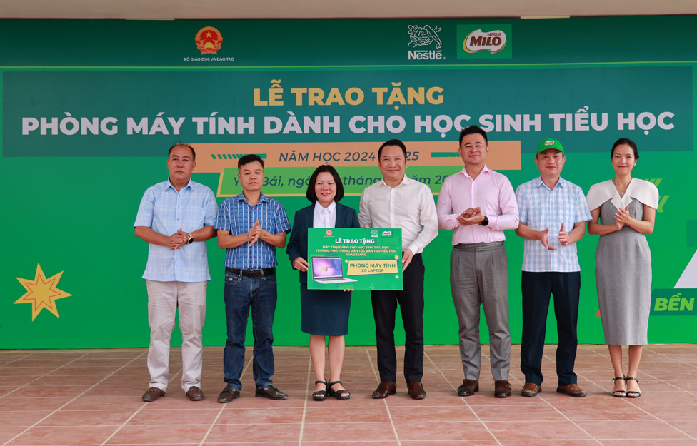 Representatives of the Department of Primary Education, Ministry of Education and Training, Yen Bai Province Department of Education and Training and Nestle Vietnam presented a computer room to Khao Mang school. Photo: Provided by the company
