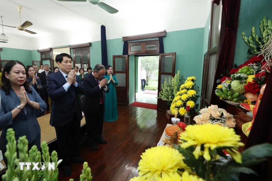 President Luong Cuong, Vice President Vo Thi Anh Xuan and officials and leaders of the Office of the President offer incense to commemorate Uncle Ho at House 67. Photo: VNA