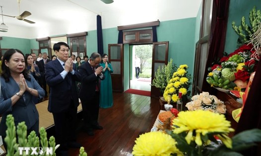 Chủ tịch nước Lương Cường, Phó Chủ tịch nước Võ Thị Ánh Xuân và các cán bộ, lãnh đạo Văn phòng Chủ tịch nước dâng hương tưởng niệm Bác Hồ tại Nhà 67. Ảnh: TTXVN