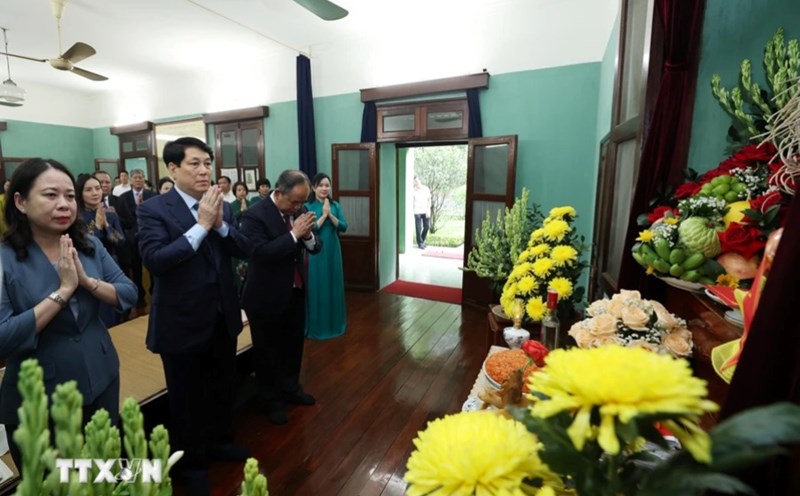 President Luong Cuong, Vice President Vo Thi Anh Xuan and officials and leaders of the Office of the President offer incense to commemorate Uncle Ho at House 67. Photo: VNA