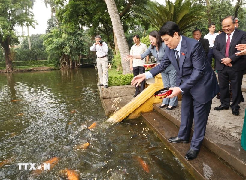 Chu tich nuoc Luong Cuong tham Ao ca Bac Ho trong khuon vien Khu di tich Chu tich Ho Chi Minh tai Phu Chu tich.  