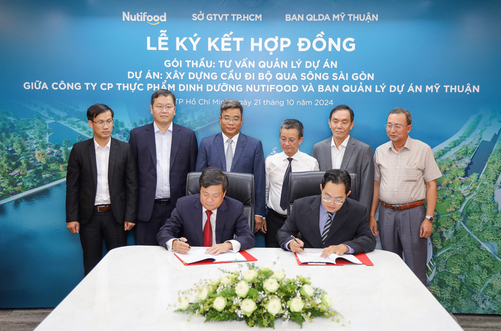 Representatives of Nutifood and My Thuan Project Management Board at the signing ceremony. Photo: Provided by the company