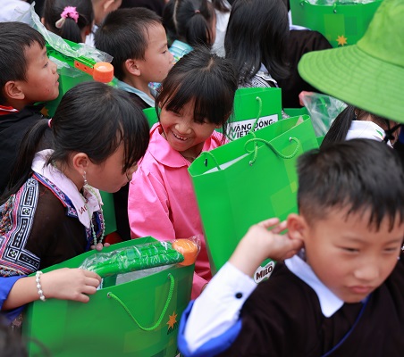 Hoc sinh Truong PTDT Ban tru Tieu hoc Pung Luong trong ngay nhan ban giao phong may tinh do Nestle MILO trao tang. Anh: Nestle Viet Nam