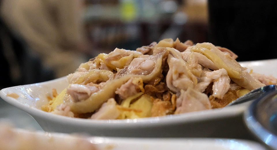 Xôi đỗ xanh có thể ăn kèm thịt gà xé, hành phi. Ảnh: Ánh Linh