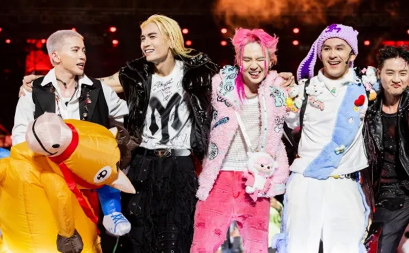 Artists at the concert "Brother overcomes thousands of obstacles". Photo: Producer
