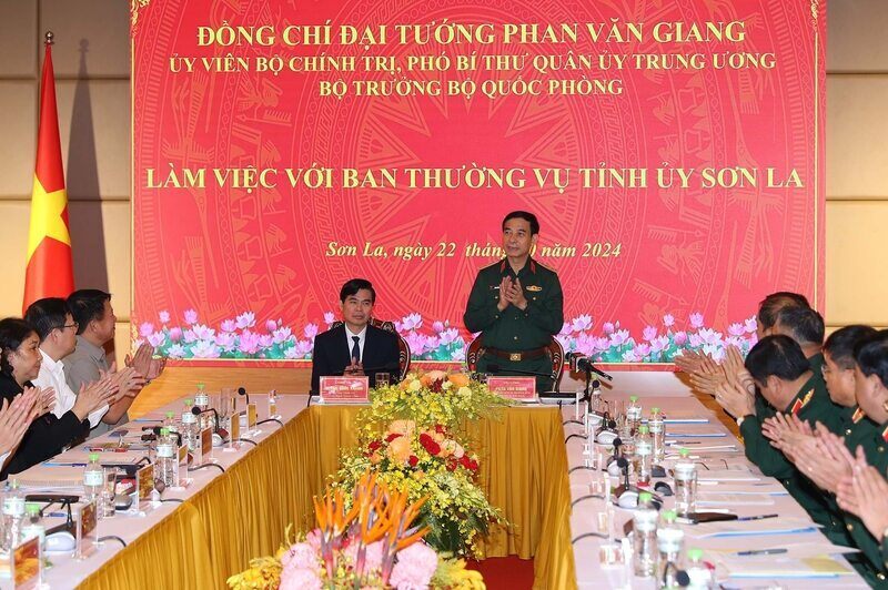 General Phan Van Giang works with Son La Provincial Party Committee. Photo: Trong Duc