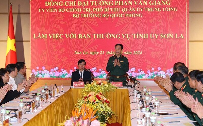 General Phan Van Giang works with Son La Provincial Party Committee. Photo: Trong Duc
