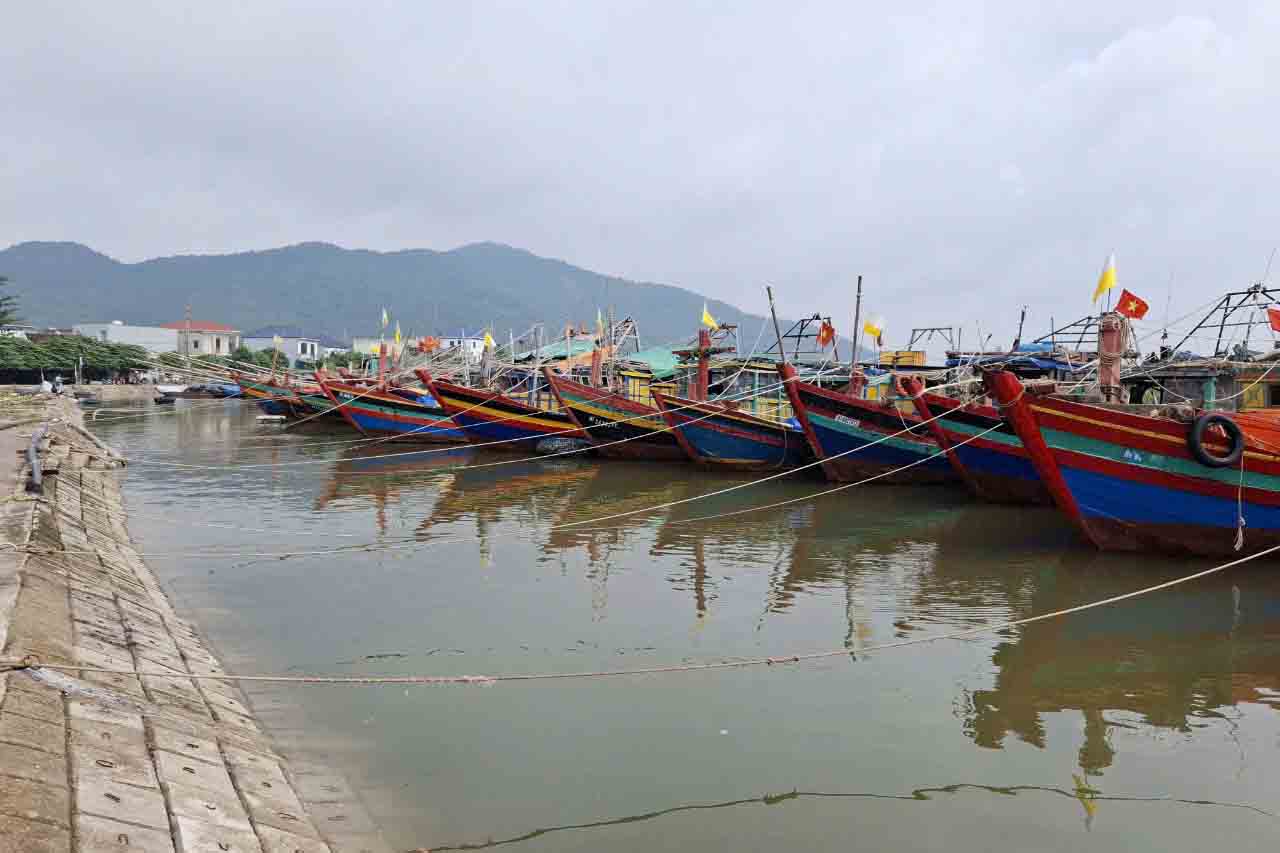 Image of boats anchored to take shelter from storm No. 4 at Cua Sot port, Loc Ha district, Ha Tinh province. Photo: Tran Tuan.