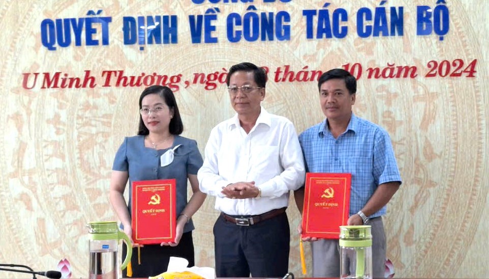 Previously, Mr. Dang Xuan Thang (middle), Standing Deputy Secretary of the U Minh Thuong District Party Committee, presented the transfer decision to Mr. Le Trung Quoc. Photo: U Minh Thuong District Labor Federation