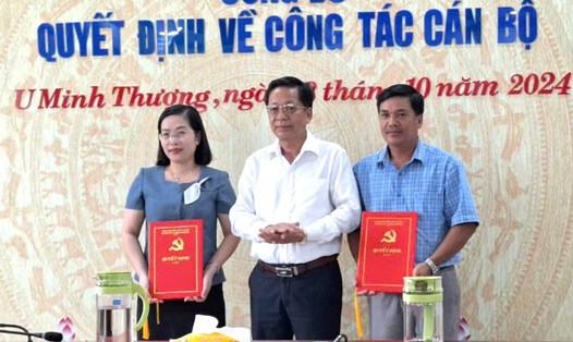 Trước đó, ông Đặng Xuân Thắng (giữa) Phó Bí thư Thường trực Huyện ủy U Minh Thượng trao quyết định điều động cho ông Lê Trung Quốc. Ảnh: LĐLĐ huyện U Minh Thượng