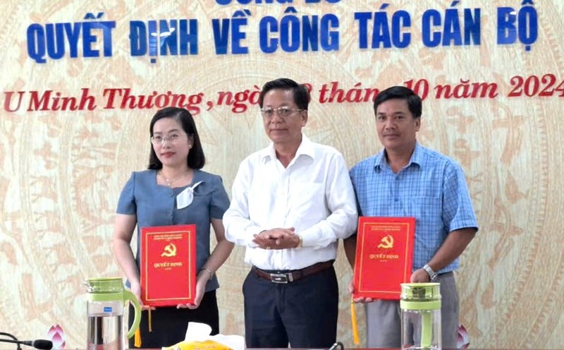 Previously, Mr. Dang Xuan Thang (middle), Standing Deputy Secretary of the U Minh Thuong District Party Committee, presented the transfer decision to Mr. Le Trung Quoc. Photo: U Minh Thuong District Labor Federation