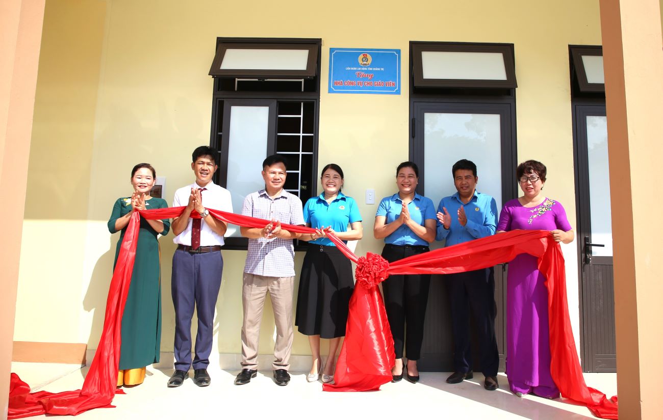 Handover ceremony, putting into use official housing for staff and teachers of Vinh Ha Primary Boarding School. Photo: Hung Tho