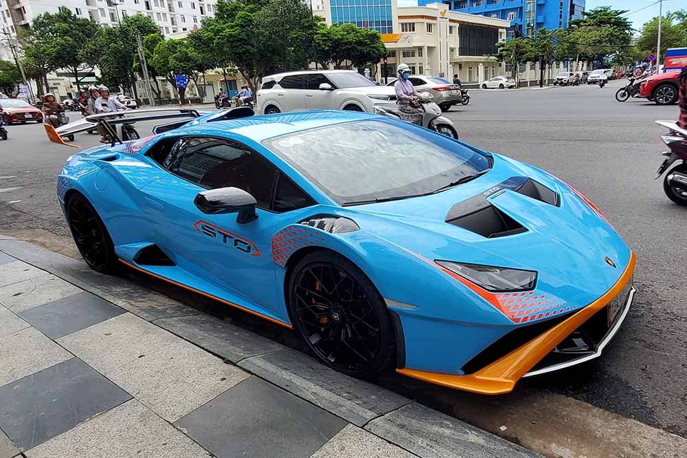 The only Lamborghini Huracan STO in Vietnam has a striking blue paint color. Photo: Nguyen Nghia