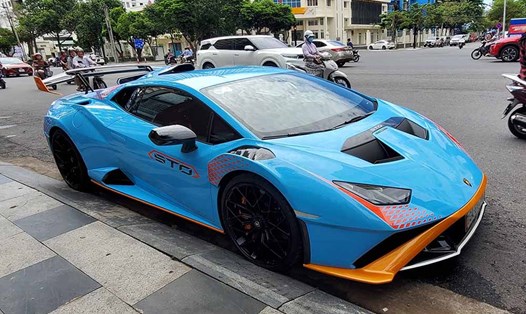 Chiếc xe Lamborghini Huracan STO duy nhất tại Việt Nam có màu sơn xanh da trời nổi bật. Ảnh: Nguyễn Nghĩa