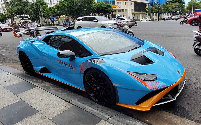 The only Lamborghini Huracan STO in Vietnam has a striking blue paint color. Photo: Nguyen Nghia