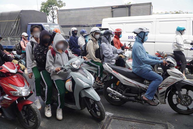 Motorbike and motorbike drivers are only allowed to carry one person, except in the case of transporting a sick person to the emergency room, when they are allowed to carry a maximum of two people. Photo: Chan Phuc