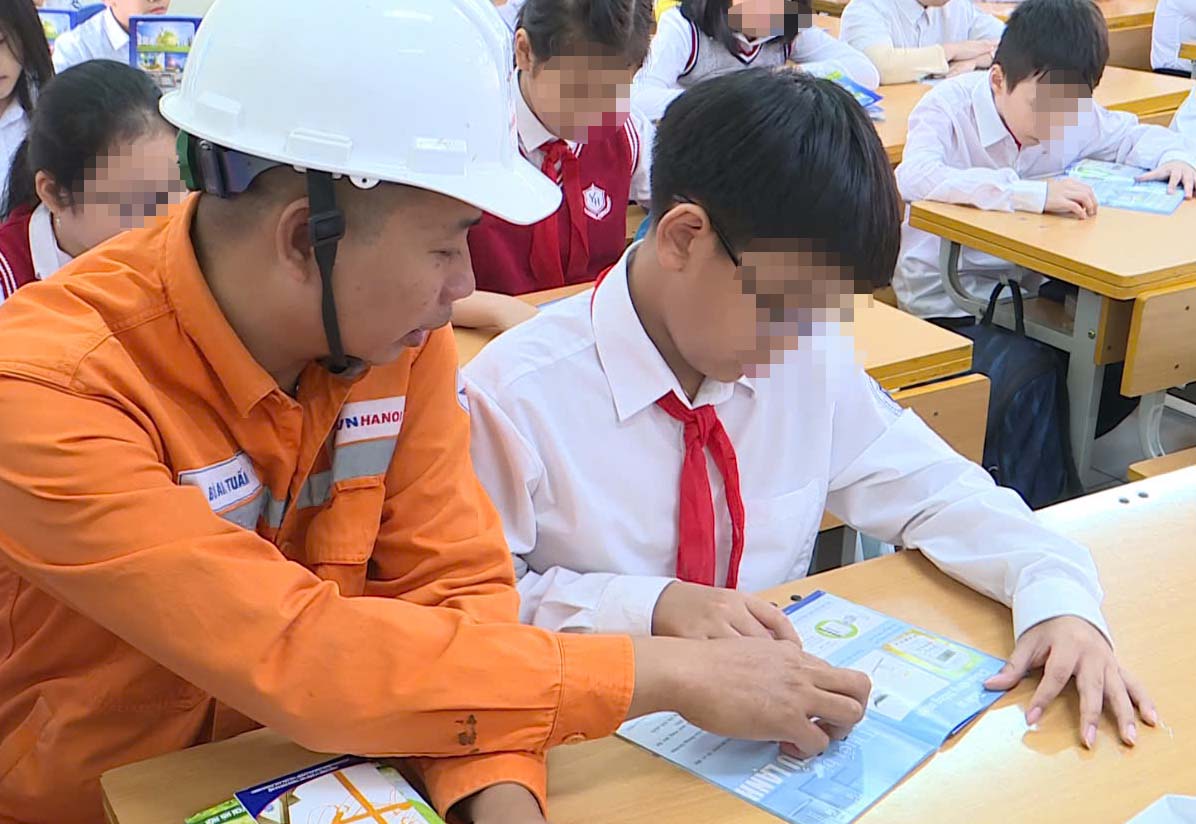 EVNHANOI staff guide and answer students' questions about electricity usage. Photo: EVNHANOI