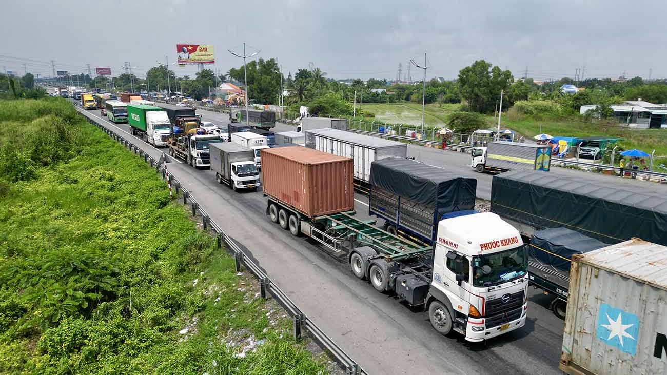 Traffic jam on the Binh Thuan - Cho Dem road section of the Ho Chi Minh City - Trung Luong expressway. Photo: Anh Tu
