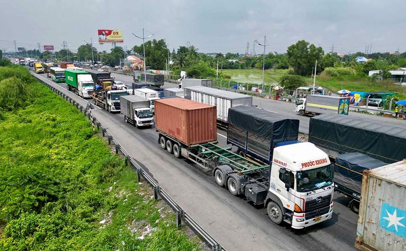 Traffic jam on the Binh Thuan - Cho Dem road section of the Ho Chi Minh City - Trung Luong expressway. Photo: Anh Tu