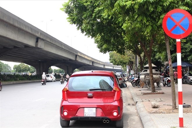Drivers need to pay special attention to prohibited stopping and parking areas, whether or not there are no-stop signs. Photo: Kim Anh