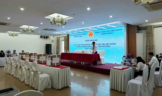 Phiên đấu giá 4 mỏ khoáng sản ở Hà Tĩnh diễn ra ngày 21.10, trong đó một doanh nghiệp trúng đấu giá 3 mỏ với giá "trên trời". Ảnh: Trần Tuấn