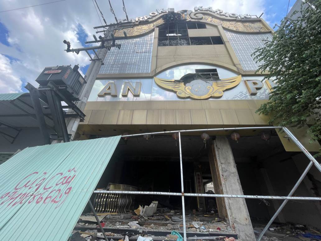 Công an tỉnh Bình Dương đang tiếp tục điều tra vụ phát hiện thi thể người tử vong ở karaoke An Phú. Ảnh: Đình Trọng