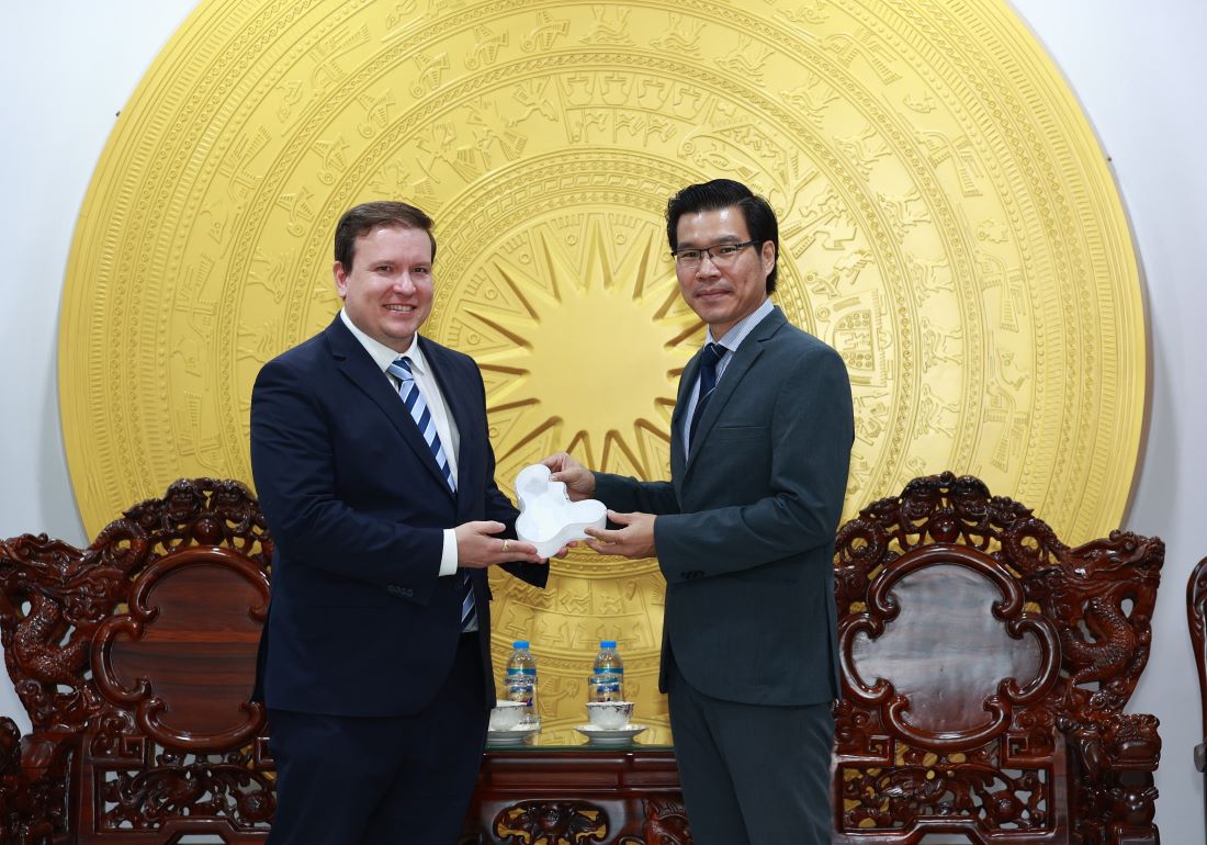 Mr. Ville Tavio - Minister of Foreign Trade and Development of Finland and Dr. Tran Trong Dao - Rector of Ton Duc Thang University. Photo: Thuc Tram