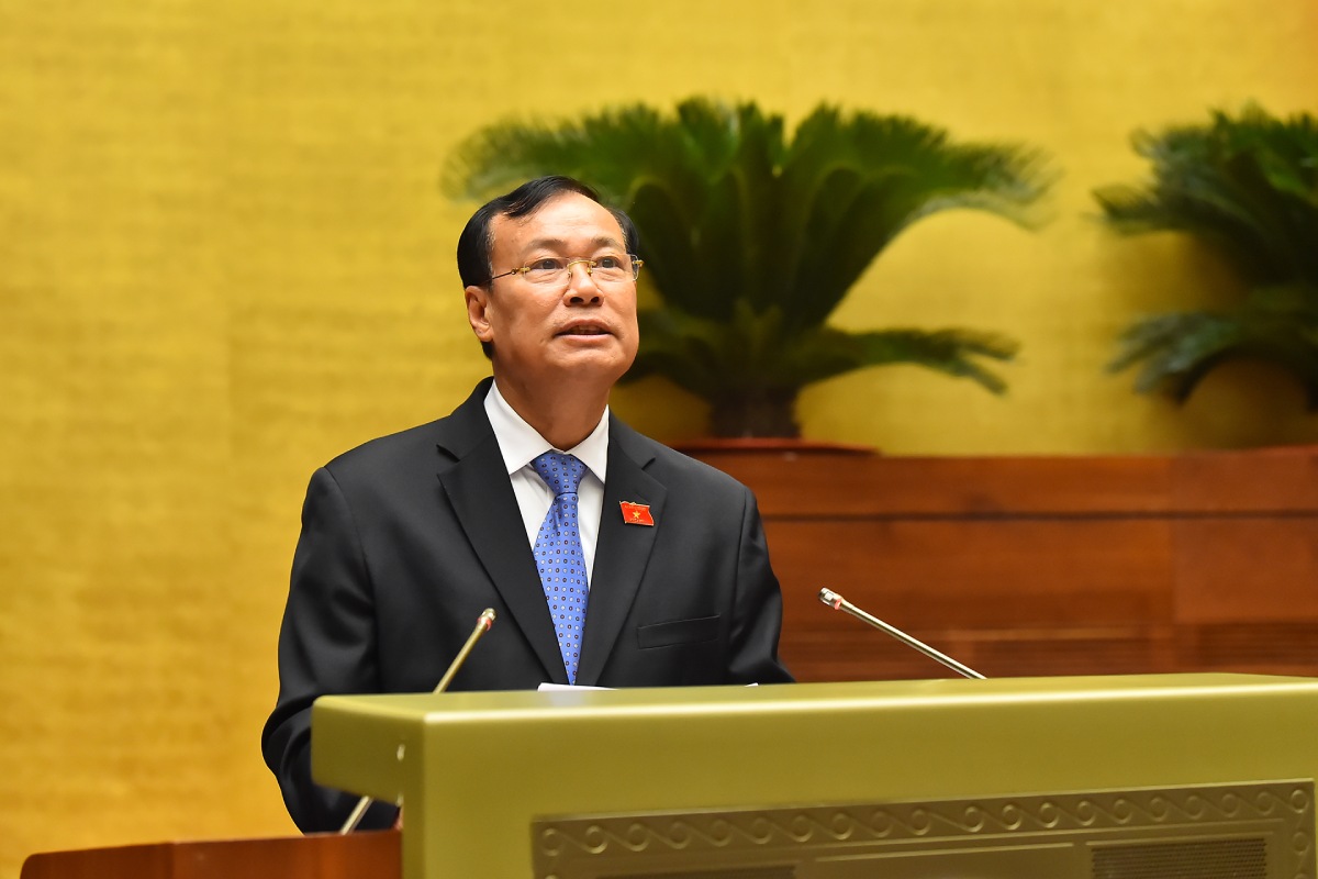 Chairman of the National Assembly's Defense and Security Committee Le Tan Toi reviews the Data Law project. Photo: Pham Dong