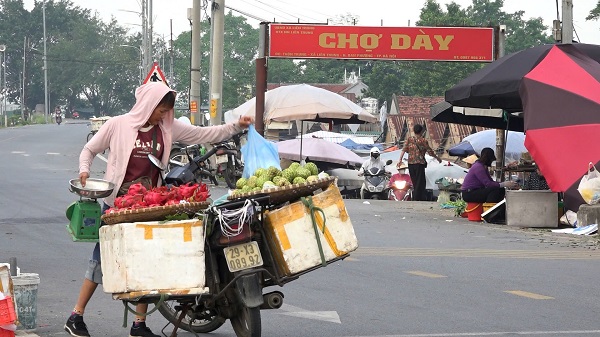 Hop cho giua duong. Anh: Phong vien