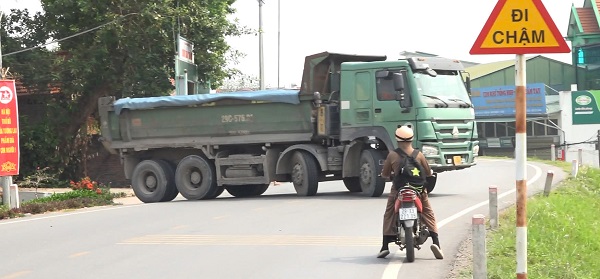 Xe tai to tiem an nguy co mat an toan tren de Huu Hong. Anh: Phong vien