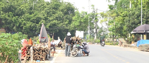 Nguoi dan ban tre lua giua duong. Anh: Phong vien