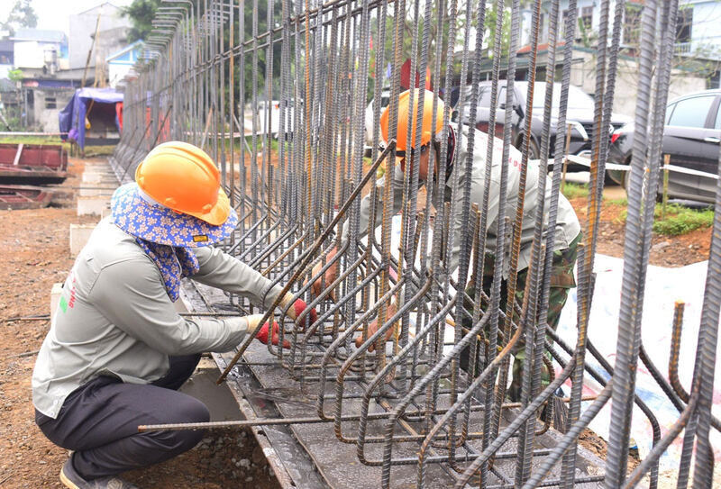 The Ngoi Hoa - National Highway 6 road project is being implemented. Photo: Le Chung