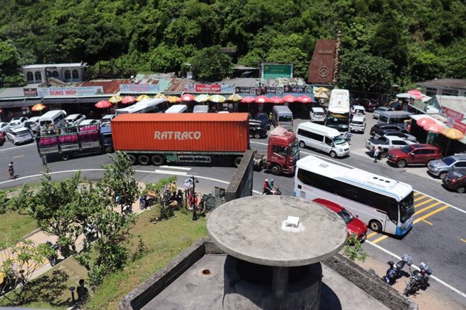 Services at Hai Van Quan are still unfinished, lacking parking. Photo: Nguyen Linh