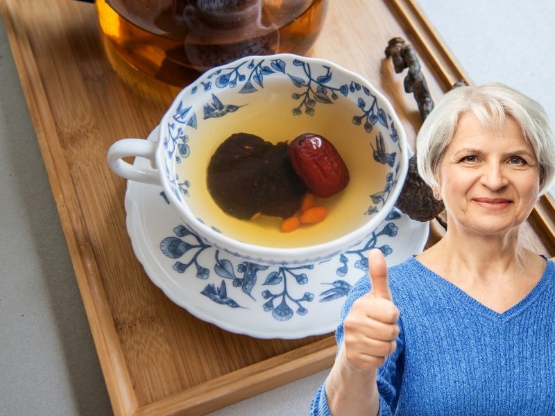 Elderly people can drink red apple tea in moderation. Graphics: Ha May