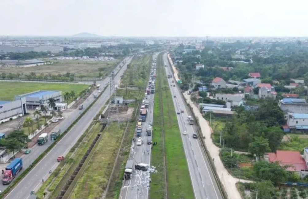 Overturned truck causes traffic jam on Hanoi - Thai Nguyen highway. Photo: Provided by local people