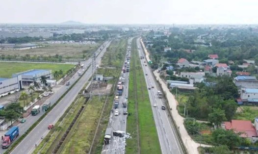 Xe tải lật ngang khiến cao tốc Hà Nội - Thái Nguyên ách tắc. Ảnh: Người dân cung cấp