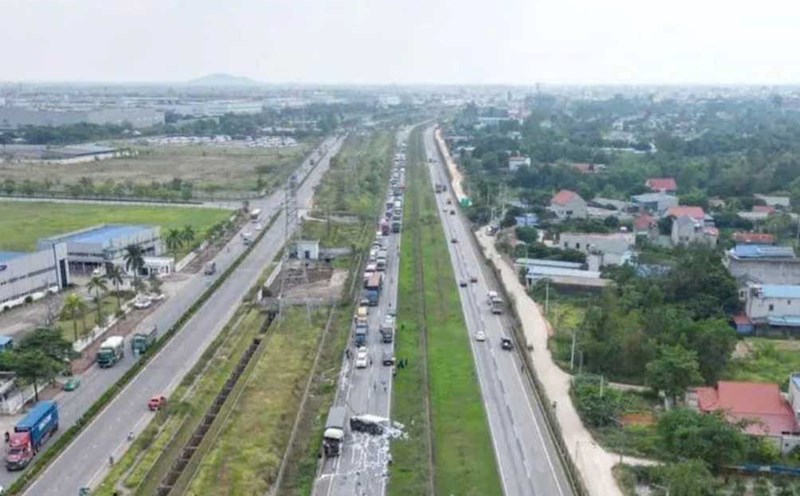 Overturned truck causes traffic jam on Hanoi - Thai Nguyen highway. Photo: Provided by local people
