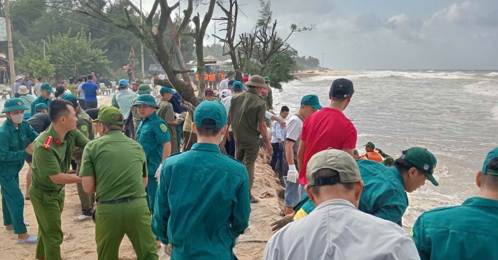 Ngay 22.10, lanh dao UBND xa Phu Thuan cho biet, truoc dien bien phuc tap cua sat lo tai khu vuc bai tam xa Phu Thuan (huyen Phu Vang, Thua Thien Hue), hon 300 can bo chien si Bo doi Bien phong, luc luong cong an, dan quan tu ve, doan vien thanh nien da doc het suc luc lay 600 khoi da va 2500m vai loc lam bo ke tam thoi, giu lay nhung tac dat tai bai tam xa Phu Thuan.