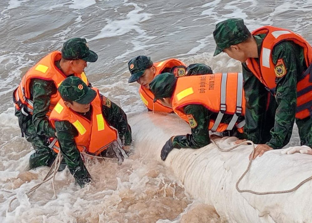 Cac nha hang, co so kinh doanh cua nguoi dan nam cach khu vuc sat lo khong xa, ngay chieu 21.10, nguoi dan va co quan chuc nang xa Phu Thuan da ra suc di doi mot so tai san, tranh xay ra thiet hai. Den chieu nay, viec gia co bo bien bi hu hai dang duoc trien khai gap rut truoc khi mua lon tro lai. 