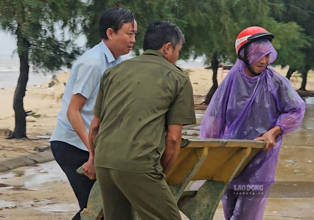 Chung kien nhung hinh anh nay, nguoi dan va co quan chuc nang xa Phu Thuan, huyen Phu Vang, tinh Thua Thien Hue khong khoi xot xa, lo au cho su an nguy cua mot bai tam von rat hut khach cua dia phuong.  