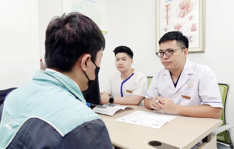 Dr. Trinh Kien Cuong examines and consults a patient with testicular torsion. Photo: BVCC