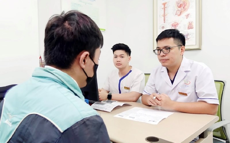 Dr. Trinh Kien Cuong examines and consults a patient with testicular torsion. Photo: BVCC