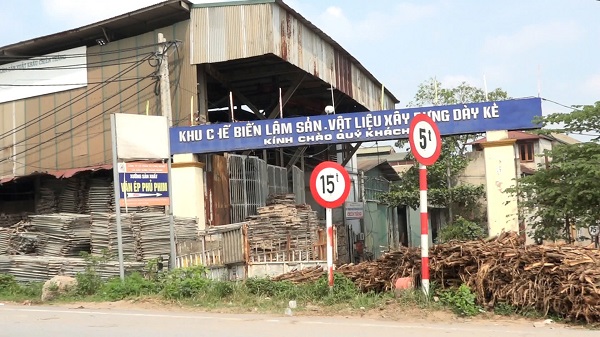 Nhieu mat hang lam san phoi ngay tren mat de. Anh: Phong vien