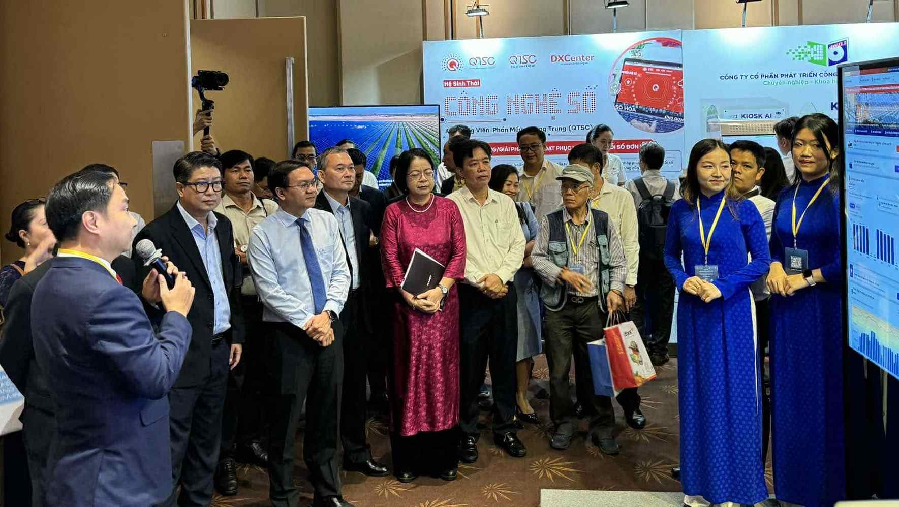 Leaders of the Department of Information and Communications of Ho Chi Minh City and the Ho Chi Minh City Digital Transformation Center attended the opening ceremony of Ho Chi Minh City Digital Transformation Week on October 22. Photo: Nguyen Dang