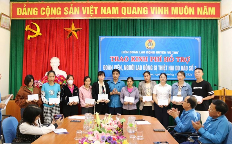 Leaders of Thai Binh Provincial Federation of Labor presented gifts to encourage workers in Vu Thu district affected by storm No. 3. Photo: Ba Manh