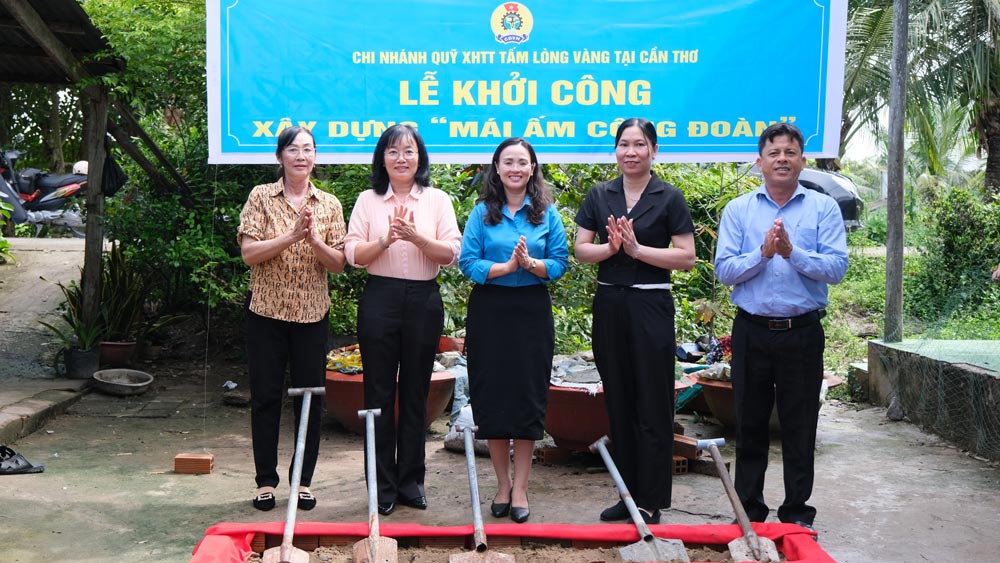 Groundbreaking ceremony of the Trade Union Shelter for union member Pham Thi Tuyet Lan (left cover). Photo: My Ly