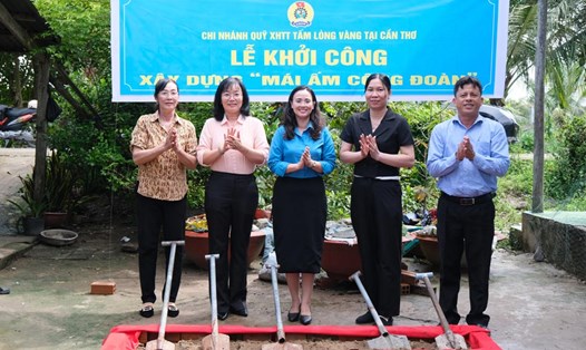 Lễ khởi công Mái ấm Công đoàn cho đoàn viên Phạm Thị Tuyết Lan (bìa trái). Ảnh: Mỹ Ly